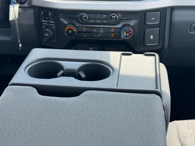 Ford Super Duty F-250 SRW Vehicle Full-screen Gallery Image 9