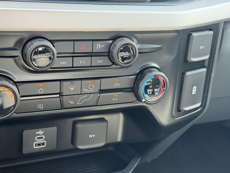 Ford Super Duty F-250 SRW Vehicle Full-screen Gallery Image 12