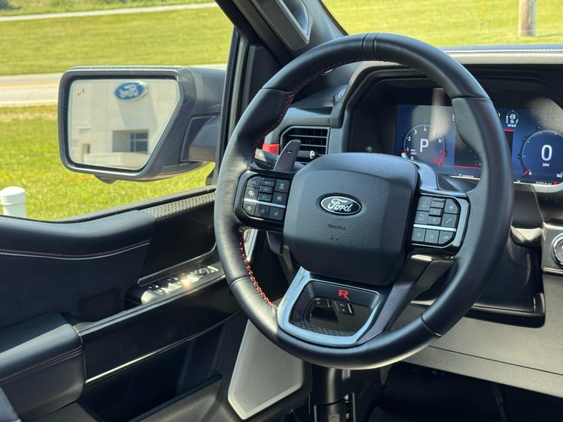 Ford F-150 Vehicle Full-screen Gallery Image 12