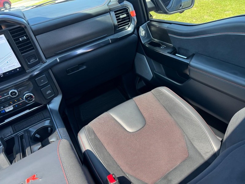 Ford F-150 Vehicle Full-screen Gallery Image 15