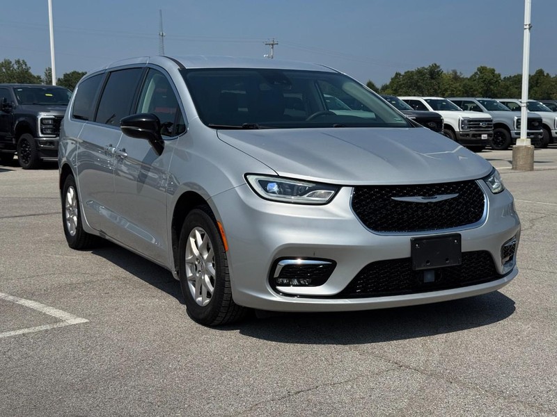 Chrysler Pacifica Vehicle Image 02
