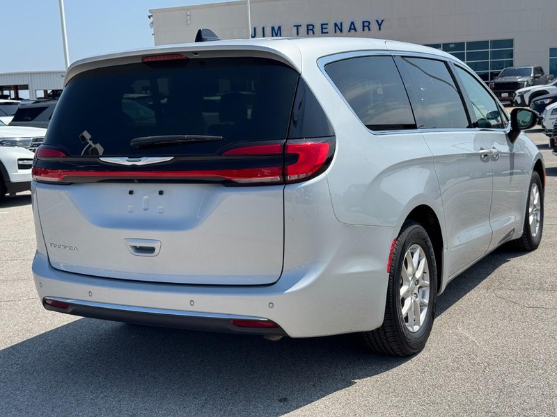 Chrysler Pacifica Vehicle Image 03