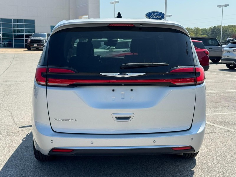 Chrysler Pacifica Vehicle Image 04