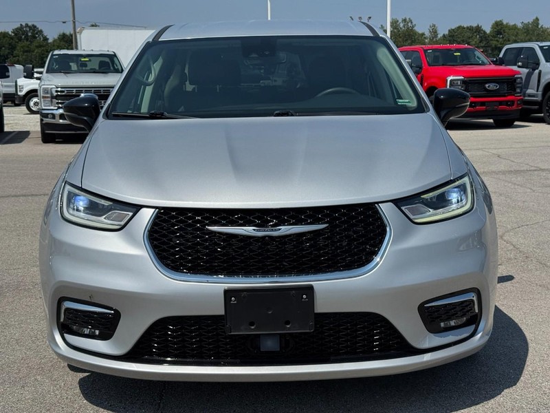 Chrysler Pacifica Vehicle Image 09