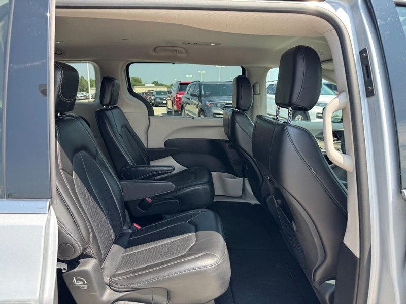 Chrysler Pacifica Vehicle Image 10