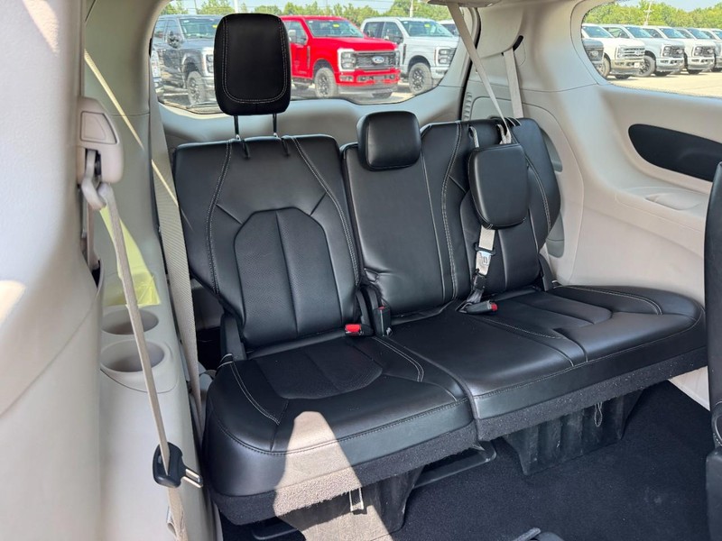 Chrysler Pacifica Vehicle Image 11