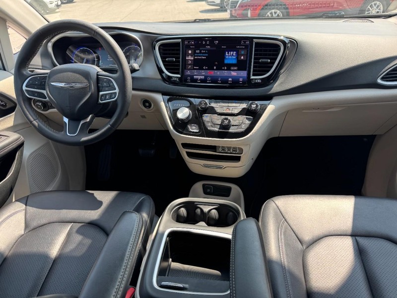 Chrysler Pacifica Vehicle Image 12