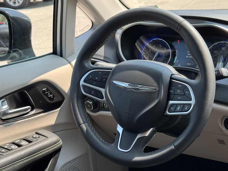 Chrysler Pacifica Vehicle Image 13