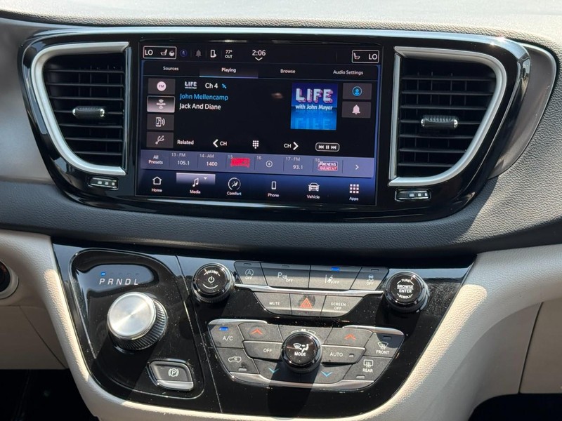 Chrysler Pacifica Vehicle Image 14
