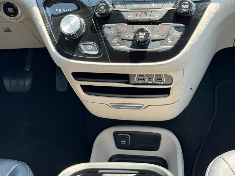 Chrysler Pacifica Vehicle Image 15