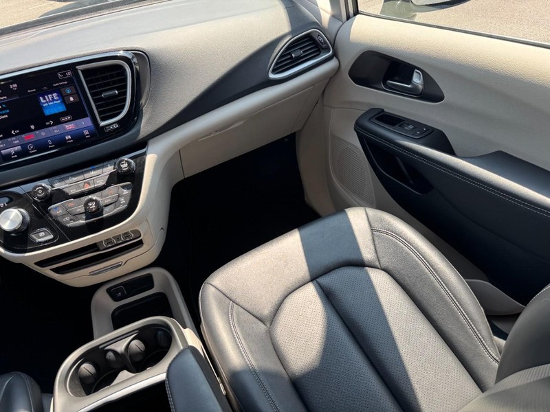 Chrysler Pacifica Vehicle Image 16