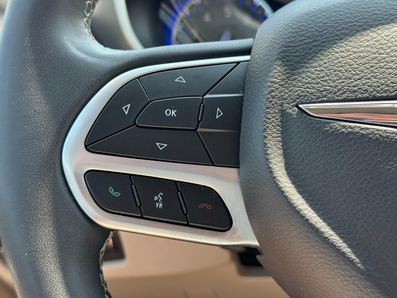 Chrysler Pacifica Vehicle Image 17