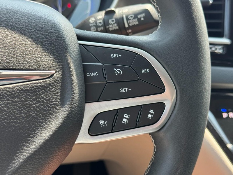 Chrysler Pacifica Vehicle Image 18