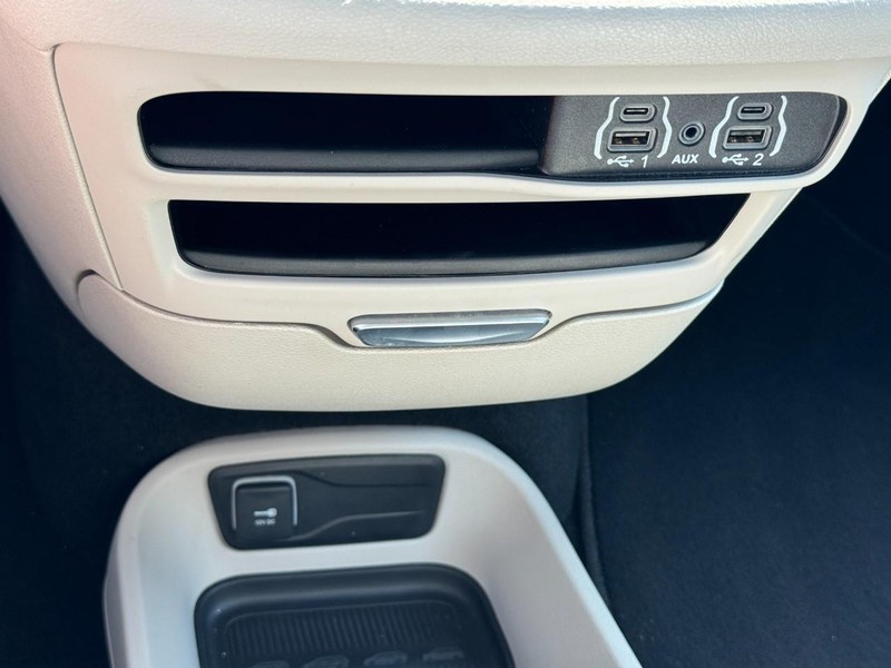 Chrysler Pacifica Vehicle Image 20