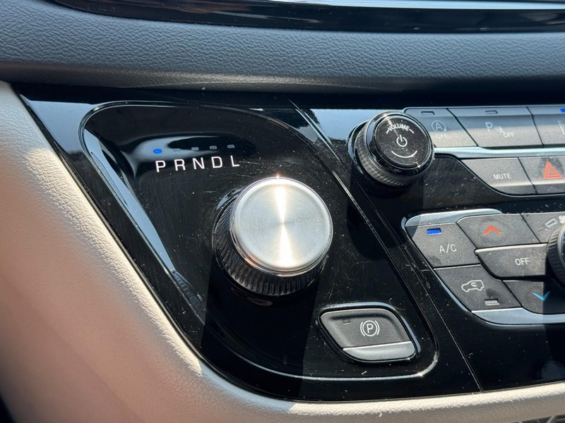 Chrysler Pacifica Vehicle Image 21