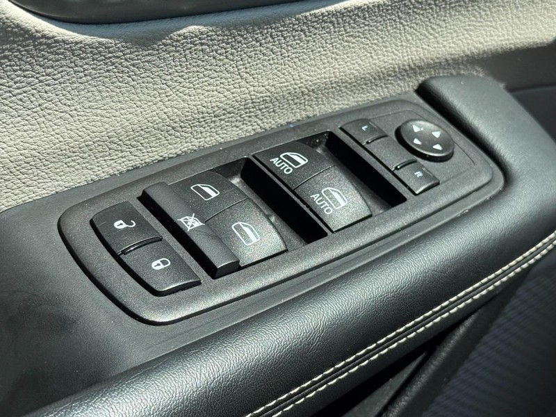 Chrysler Pacifica Vehicle Image 24