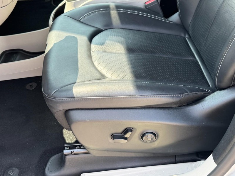 Chrysler Pacifica Vehicle Image 25