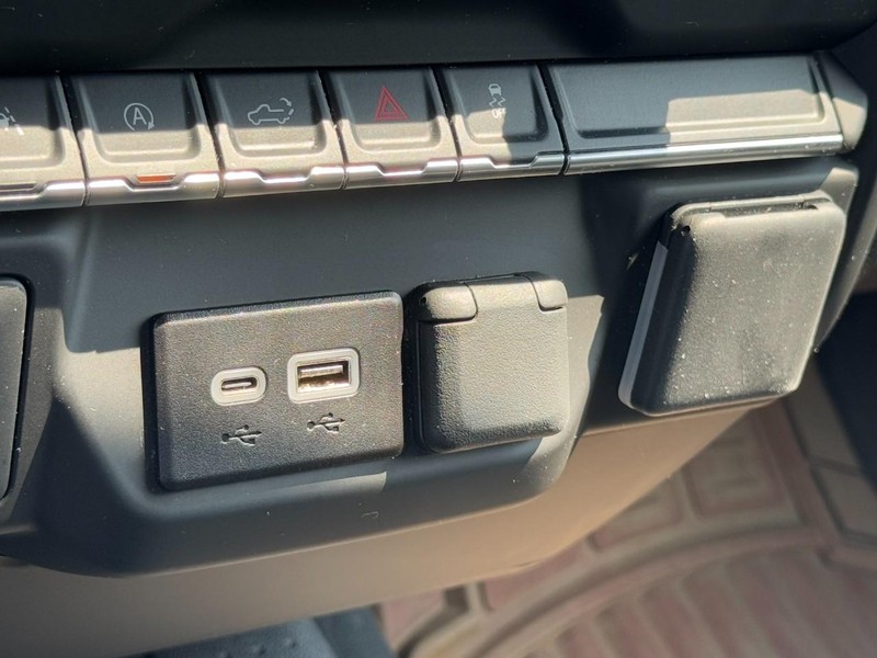 Chevrolet Silverado 1500 Vehicle Full-screen Gallery Image 18
