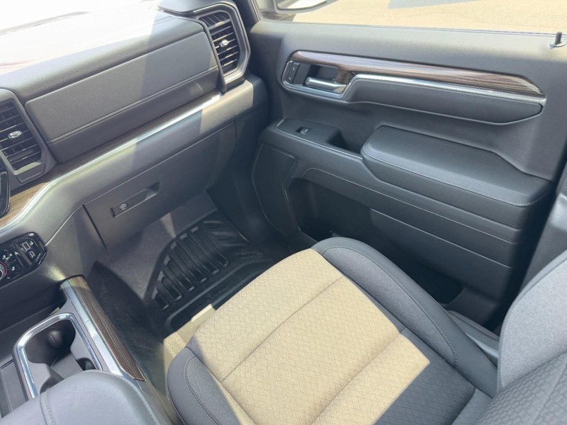 Chevrolet Silverado 1500 Vehicle Full-screen Gallery Image 15
