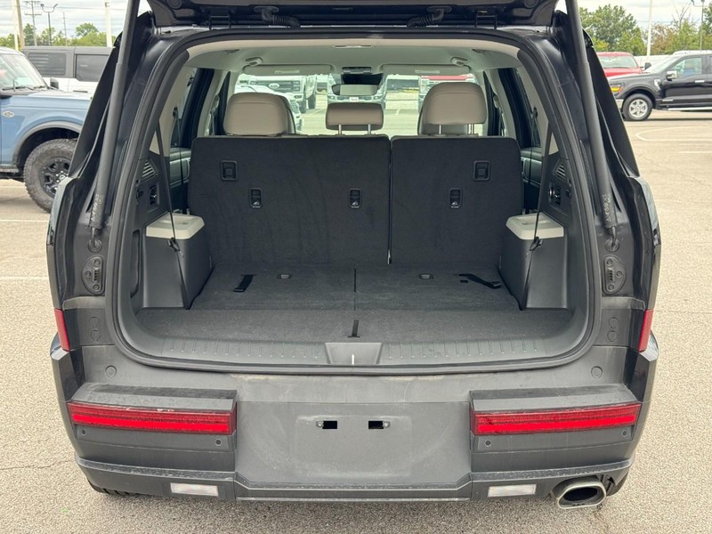 Hyundai Santa Fe Vehicle Full-screen Gallery Image 5