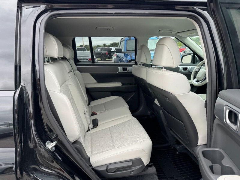 Hyundai Santa Fe Vehicle Full-screen Gallery Image 10