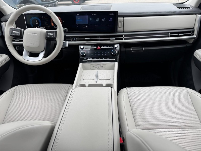 Hyundai Santa Fe Vehicle Full-screen Gallery Image 11