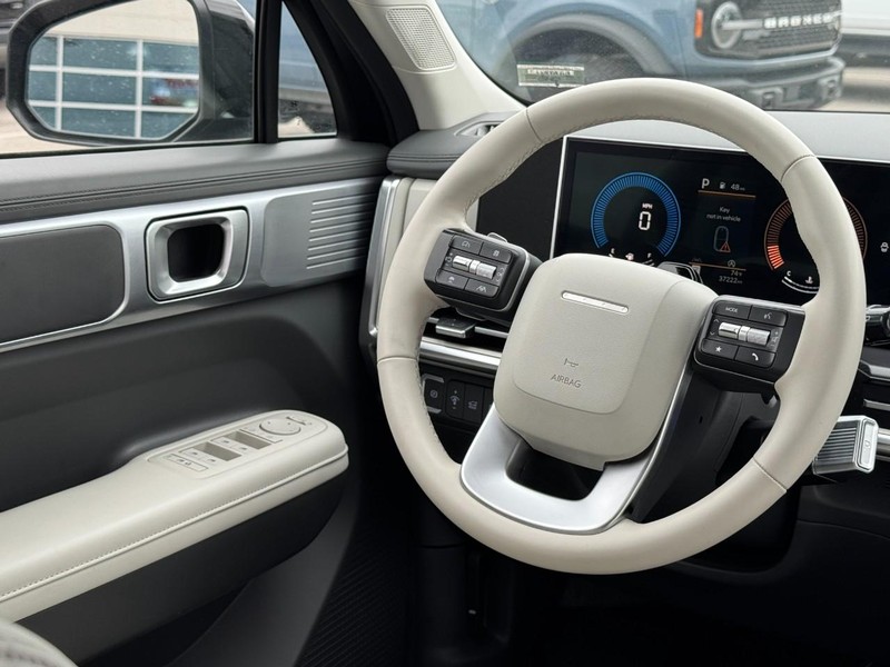 Hyundai Santa Fe Vehicle Full-screen Gallery Image 12