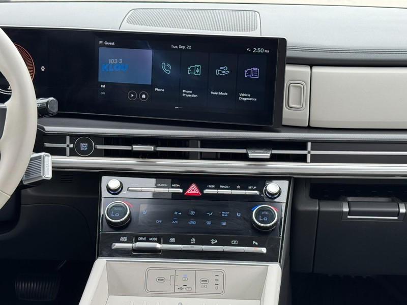 Hyundai Santa Fe Vehicle Full-screen Gallery Image 13