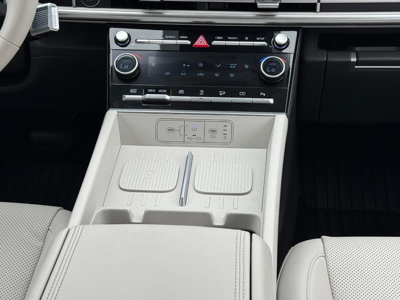 Hyundai Santa Fe Vehicle Full-screen Gallery Image 14