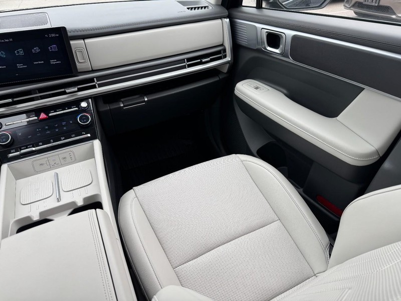Hyundai Santa Fe Vehicle Full-screen Gallery Image 15