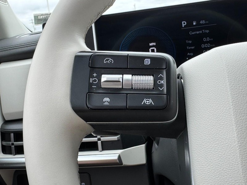 Hyundai Santa Fe Vehicle Full-screen Gallery Image 16
