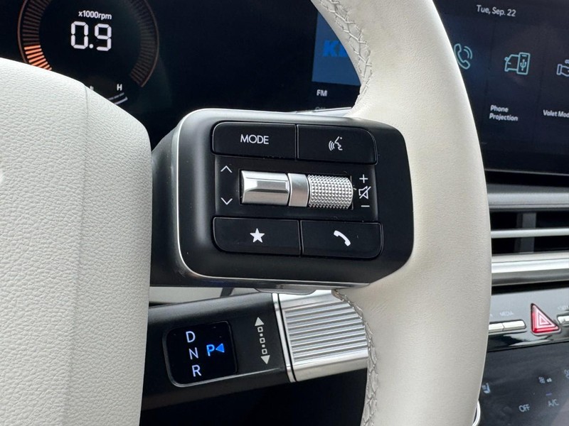 Hyundai Santa Fe Vehicle Full-screen Gallery Image 17