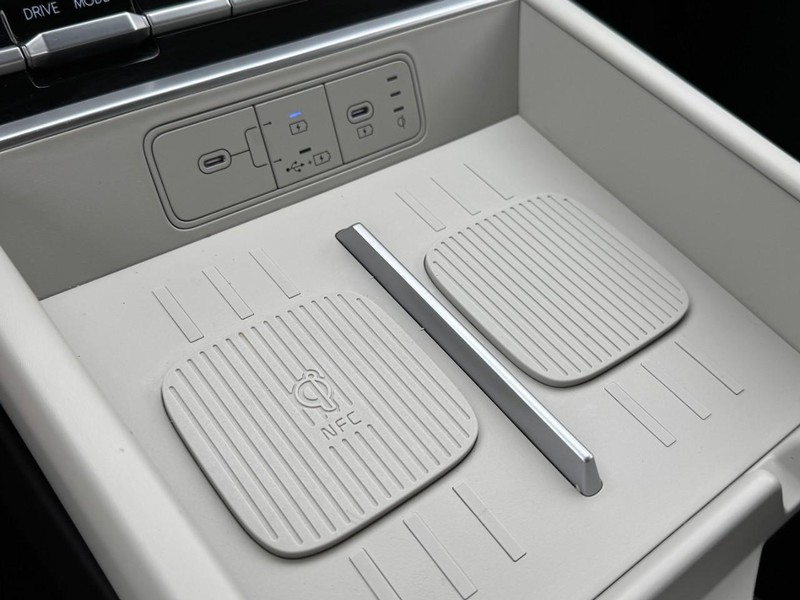 Hyundai Santa Fe Vehicle Full-screen Gallery Image 19