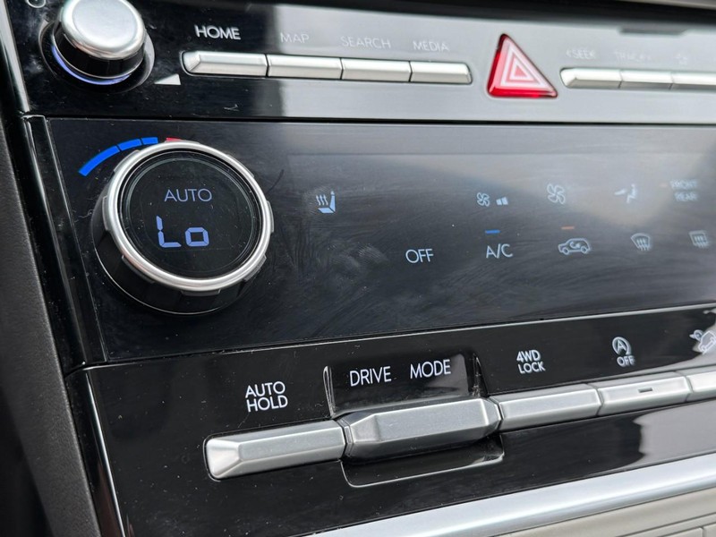 Hyundai Santa Fe Vehicle Full-screen Gallery Image 20