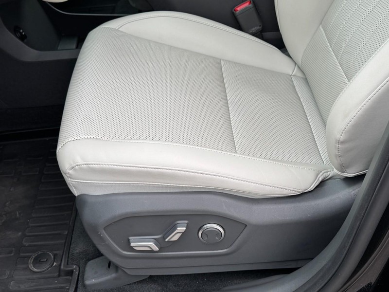 Hyundai Santa Fe Vehicle Full-screen Gallery Image 23