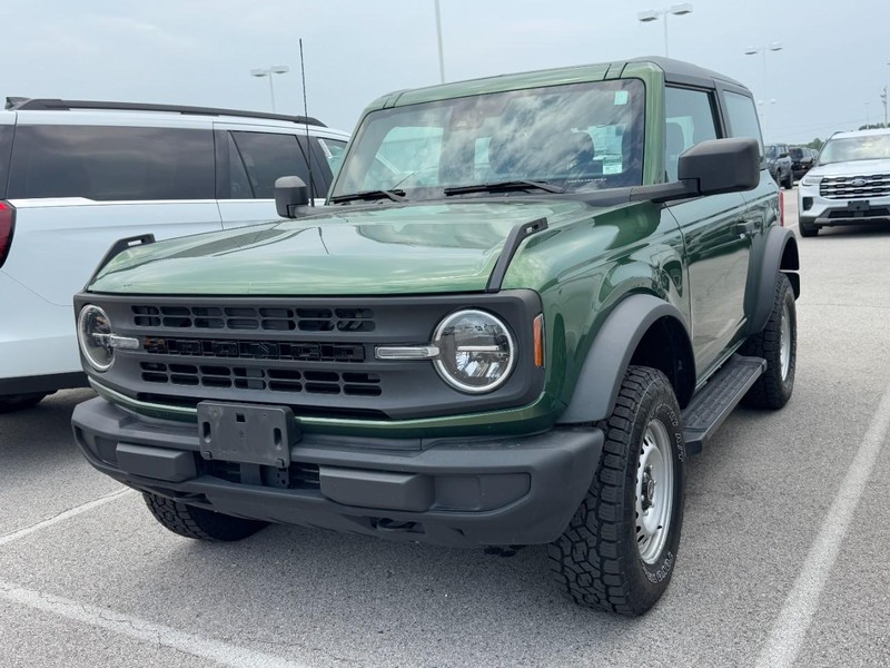Ford Bronco Vehicle Full-screen Gallery Image 2