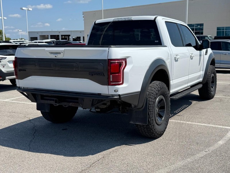 Ford F-150 Vehicle Full-screen Gallery Image 3