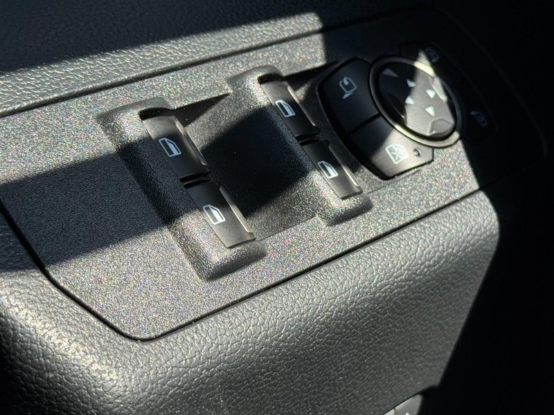 Ford F-150 Vehicle Full-screen Gallery Image 24