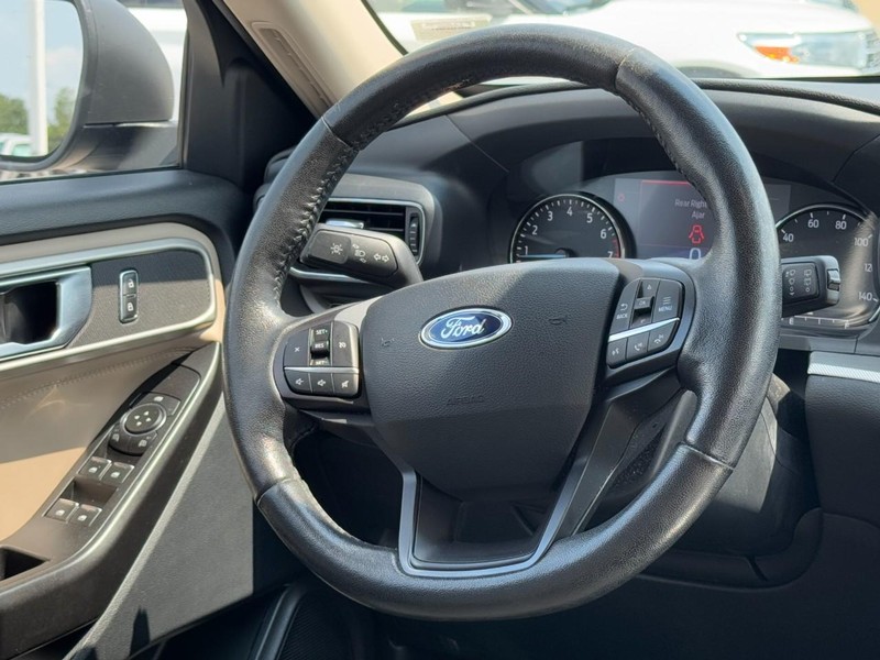 Ford Explorer Vehicle Image 12