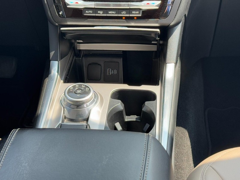 Ford Explorer Vehicle Image 14