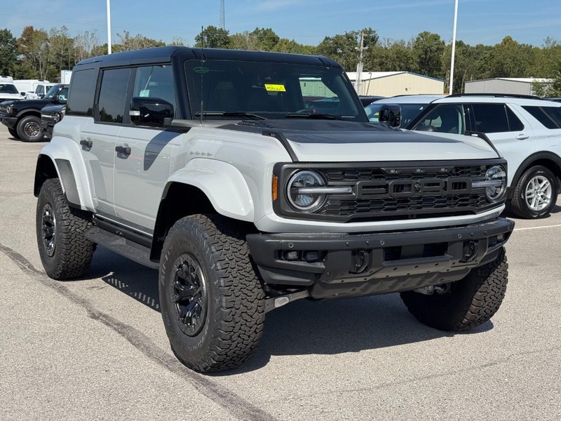 Ford Bronco Vehicle Full-screen Gallery Image 2