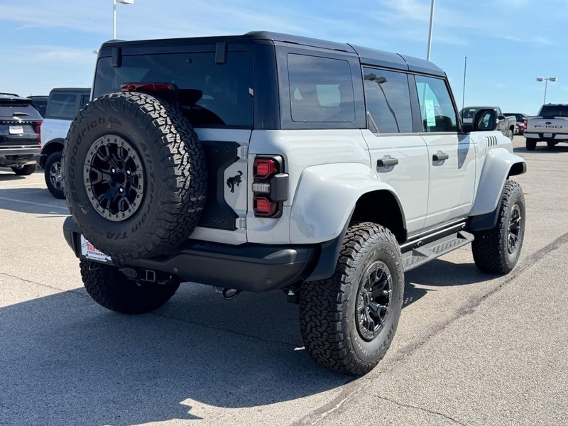 Ford Bronco Vehicle Full-screen Gallery Image 3