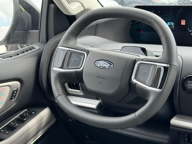 Ford Expedition Max Vehicle Full-screen Gallery Image 8