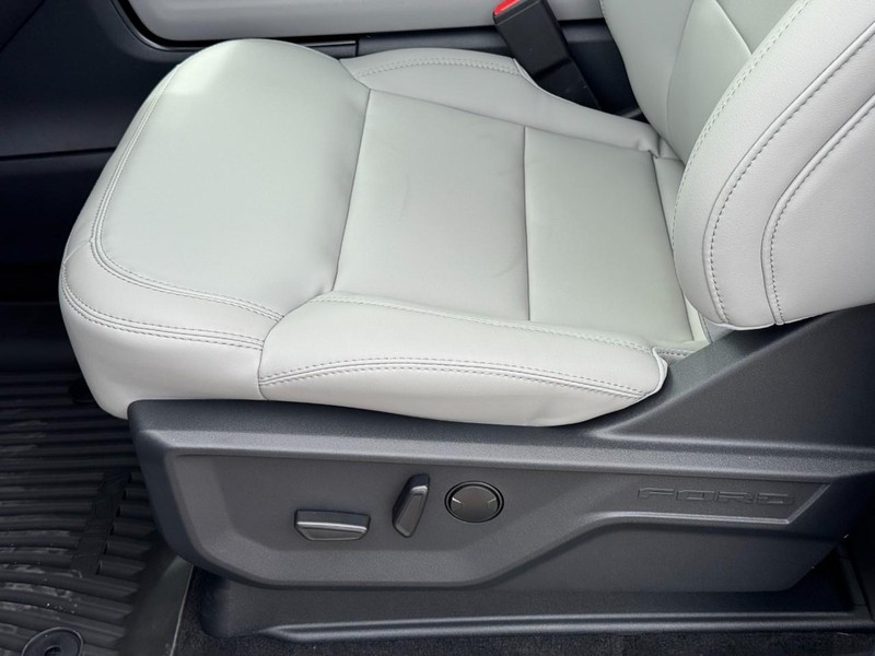 Ford Expedition Max Vehicle Full-screen Gallery Image 15
