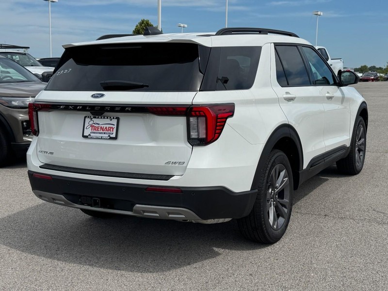 Ford Explorer Vehicle Full-screen Gallery Image 3