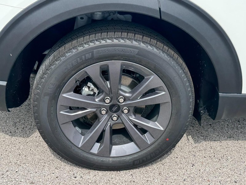 Ford Explorer Vehicle Full-screen Gallery Image 4