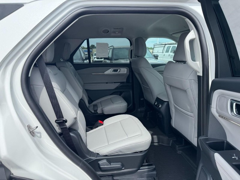 Ford Explorer Vehicle Full-screen Gallery Image 5