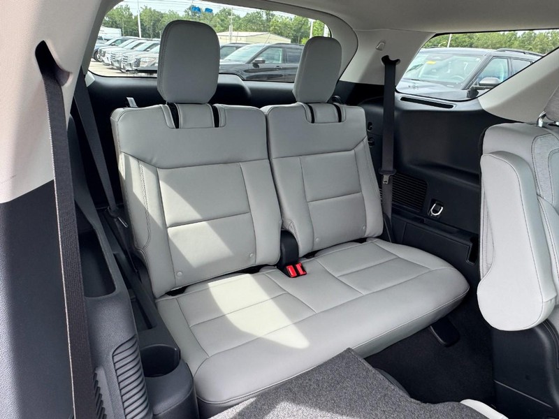Ford Explorer Vehicle Full-screen Gallery Image 6
