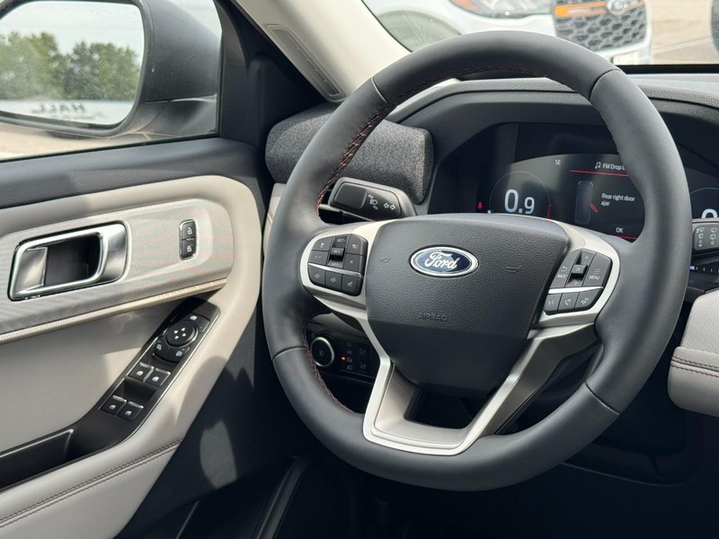 Ford Explorer Vehicle Full-screen Gallery Image 8