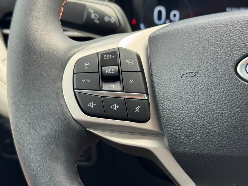 Ford Explorer Vehicle Full-screen Gallery Image 11